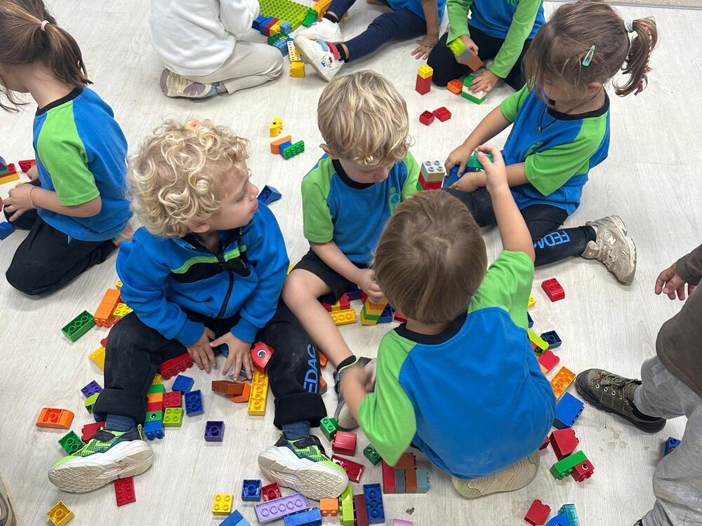 Alumnes d'educació infantil de l'escola FEDAC Sant Feliu durant el període d'adaptació al nou curs escolar.